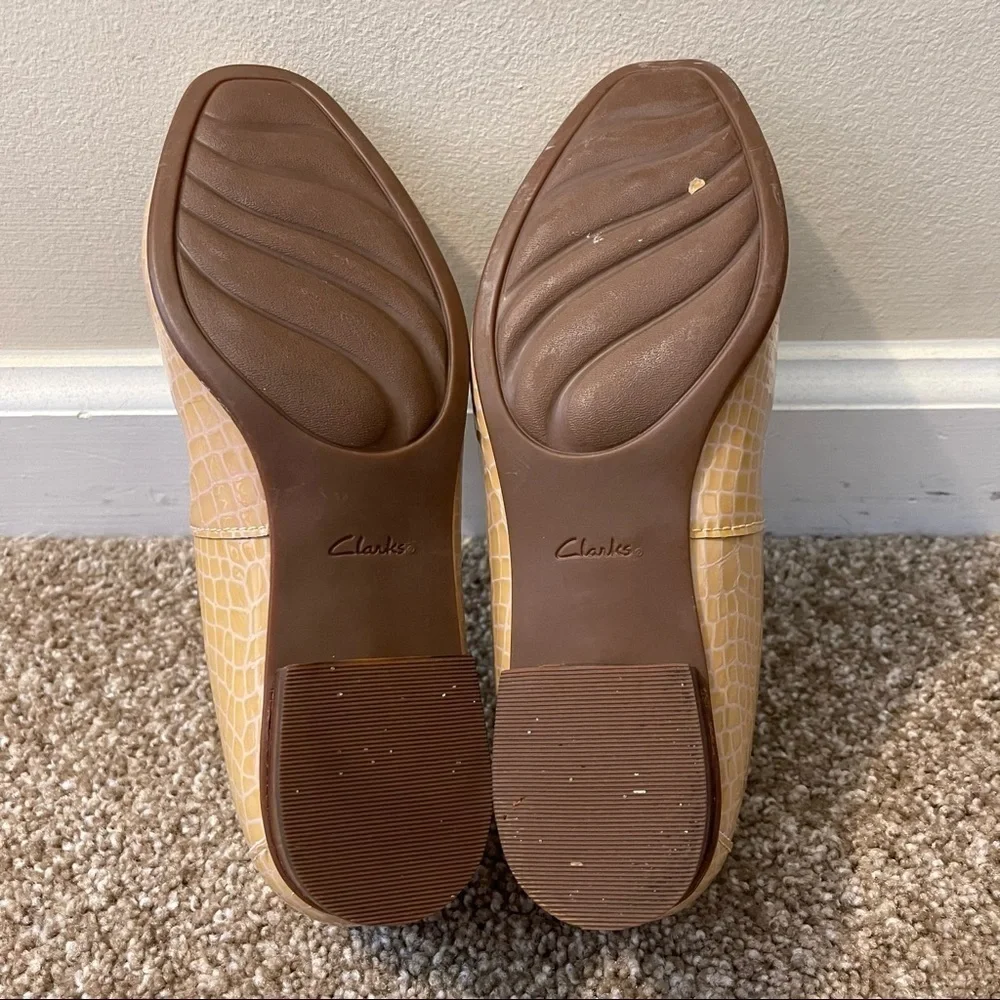 Clarks Artisan Women's Slip On Comfort Flats Beige Snake Prints Size 6.5M